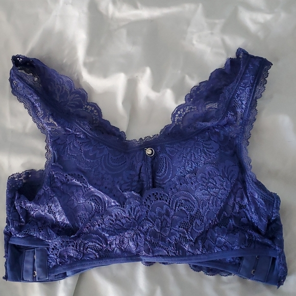 Front crossover lace bra - Picture 3 of 5